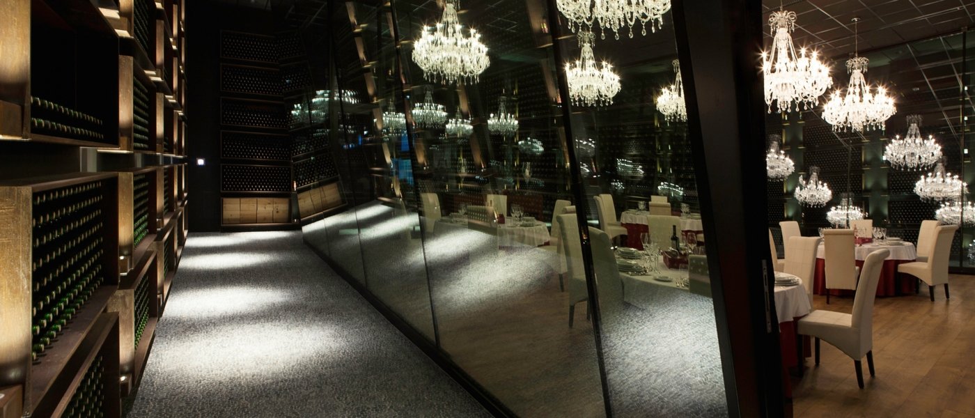 Wine cellar and mirrors at Marqués De Cáceres - Wine Paths