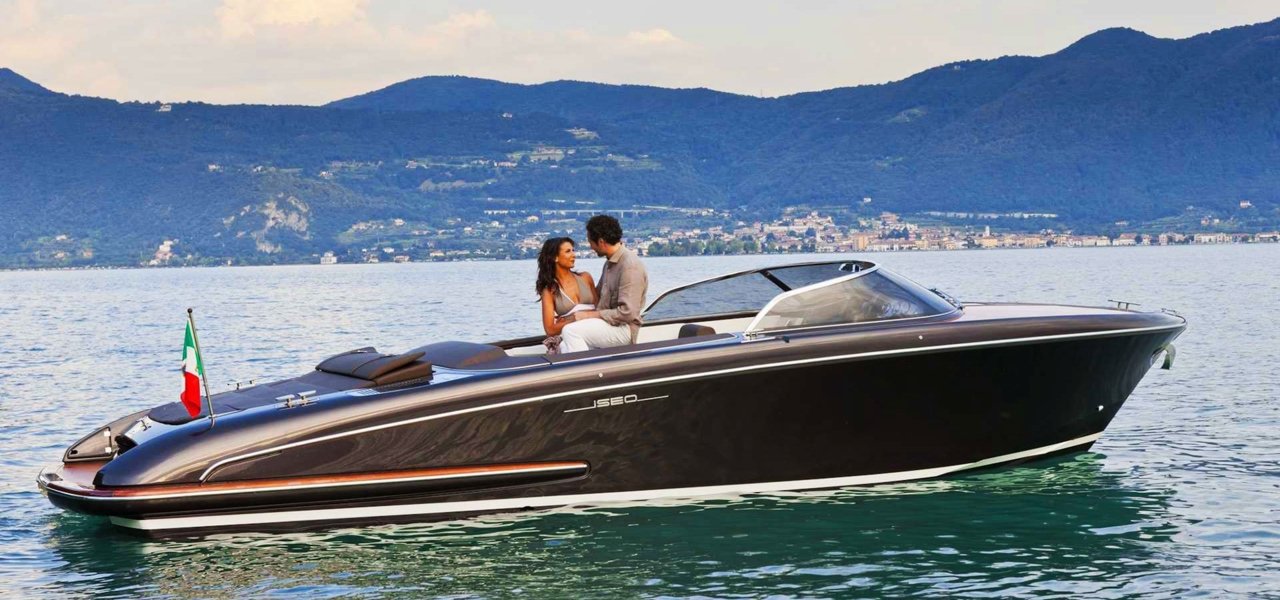 Private boat tour on lake shores