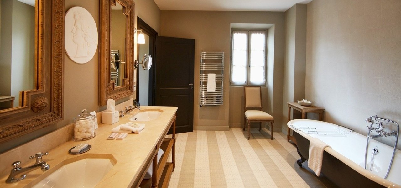 Bathroom at Domaine de Fontenille - Wine Paths