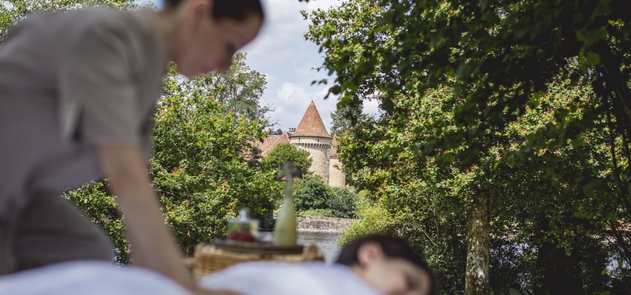 Massage under the trees