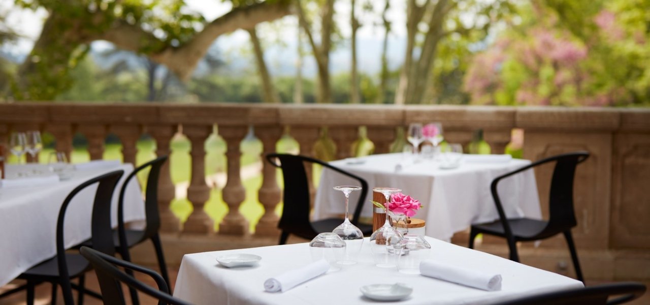 Outdoor restaurant at Domaine de Fontenille - Wine Paths