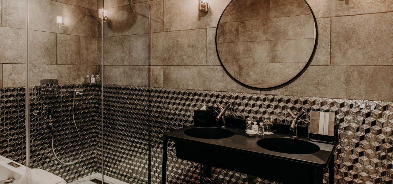 bathroom details and towels